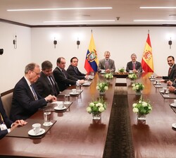 Su Majestad el Rey y el Presidente de la República de Ecuador junto a los asistentes durante el desayuno de trabajo