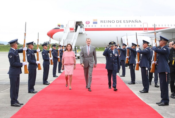 Recibimiento a Su Majestad el Rey junto a las autoridades colombianas en el aeropuerto
