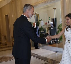 Su Majestad el Rey recibe el saludo de la secretaria de Estado de Comercio, Xiana Margarida Méndez Bértolo