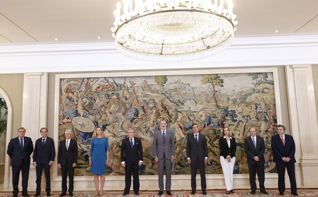 Su Majestad el Rey junto a la Junta de Gobierno del Colegio Oficial de Arquitectos de Madrid (COAM)