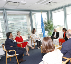 Su Majestad la Reina durante el encuentro con la directora ejecutiva d UNICEF, Catherine Russell