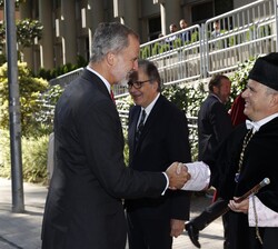 Su Majestad el Rey recibido a su llegada por el rector magnífico de la UNED; Ricardo Mairal