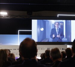Intervención del presidente de CaixaBank, José Ignacio Goirigolzarri a través de la proyección de un vídeo