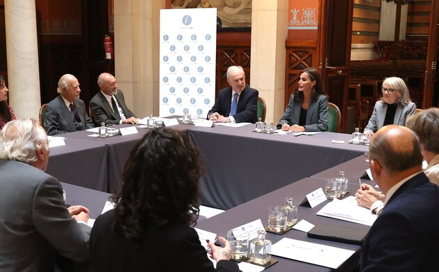 Doña Letizia preside la mesa de la reunión de la Fundación del Español Urgente