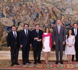 Fotografía de grupo de Su Majestad el Rey junto al galardonado y sus familiares