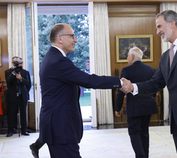 Su Majestad el Rey recibe el saludo del ex primer ministro de Italia, Enrico Letta