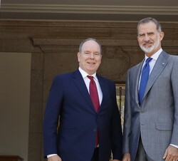 Su Majestad el Rey acompañado de Su Alteza Serenísima el Príncipe Alberto II de Mónaco en el Palacio de La Zarzuela