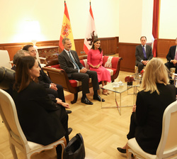 Sus Majestades los Reyes durante su encuentro con la alcaldesa-gobernadora de la ciudad estado de Barlín, Franziska Giffey