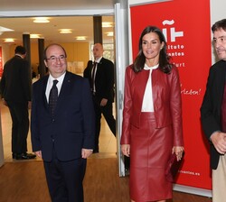 Doña Letizia acompaña del ministro de Cultura y Deporte y del director del Instituto Cervantes