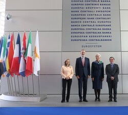 Don Felipe acompañado de la presidenta del Banco Central Europeo, la vicepresidenta primera del Gobierno y ministra de Asuntos Económicos y Transforma