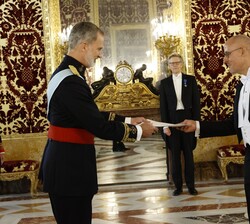 Don Felipe recibe la Carta Credencial del embajador de Dinamarca, Michael Braad, en el Palacio Real de Madrid