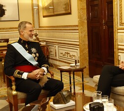El Rey conversa con el embajador de Dinamarca, Michael Braad, en el Palacio Real de Madrid