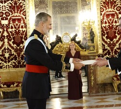 Su Majestad el Rey recibió en el Palacio Real de Madrid las Cartas Credenciales del embajador de la República de Estonia, Andres Rundu
