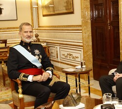 Don Felipe conversa con el embajador de la República de Estonia, Andres Rundu