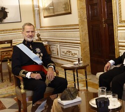 El Rey conversa con el embajador de la República de Iraq, Salih Husain Ali Ali