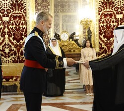 Don Felipe recibe de manos del embajador del Estado de Kuwait, Khalifa M. Kh. H. Alkhorafi, las Cartas Credenciales  