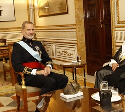 Su Majestad el Rey conversa con el embajador del Estado de Kuwait, Khalifa M. Kh. H. Alkhorafi