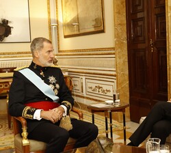 Don Felipe conversa con el embajador del Reino de los Países Bajos, Roel Nieuwenkamp