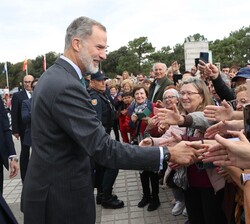 El Rey a su llegada al Palacio de La Magdalena, en Santander, recibe el cariño de las personas que le esperaban