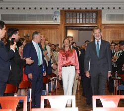 Su Majestad el Rey accedió a la sala Riancho-Bringas, del Palacio de la Magdalena, acompañado por la presidenta del Parlamento Europeo, Roberta Metsol