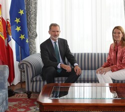 Su Majestad el Rey junto a la presidenta del Parlamento Europeo, Roberta Metsola