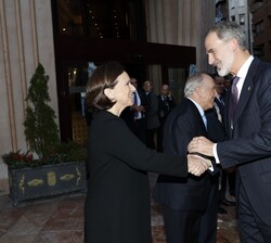 Su Majestad el Rey recibe el saludo de la directora de la Fundación Princesa de Asturias, Teresa Sanjurjo