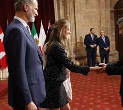 Su Alteza Real la Princesa de Asturias entrega la insignia de la Fundación a Shigeru Ban, Premio Princesa de Asturias de la Concordia 2022