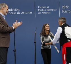 Su Majestad la Reina felicita a Ángel Luis Valverde, presidente de la Sociedad Popular, Cultural y Recreativa La Regalina por el Premio Pueblo Ejempla