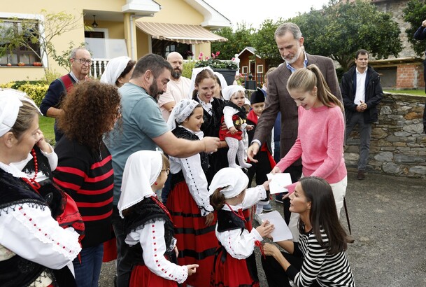 Sus Majestades los Reyes y Su Alteza Real la Princesa de Asturias saludan a los vecinos de Cadavéu