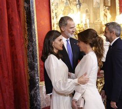 Sus Majestades los Reyes reciben el saludo de Sus Excelencias el Presidente de la República del Paraguay, Mario Abdo Benítez, y la Primera Dama, Silva