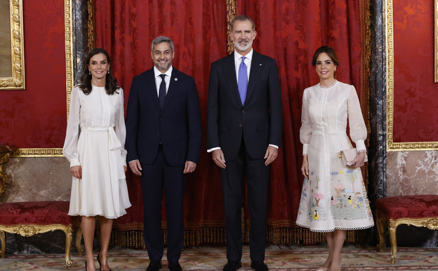 Sus Majestades los Reyes junto a Sus Excelencias el Presidente de la República del Paraguay, Mario Abdo Benítez, y la Primera Dama, Silvana López More