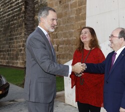 Su Majestad el Rey recibe el saludo del ministro de Cultura y Deporte, Miquel Iceta