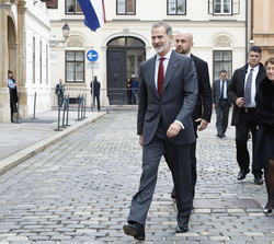 Su Majestad el Rey se dirige a pie al Palacio de Gobierno tras su encuentro con el presidente del Parlamento de Croacia