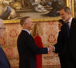 Su Majestad el Rey recibe el saludo del presidente del Senado, Ander Gil