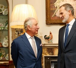Su Majestad el Rey Carlos III y Su Majestad el Rey durante el encuentro privado en Clarence House