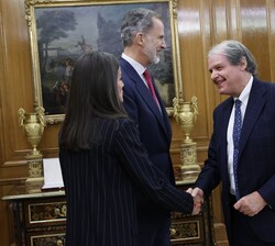 Su Majestad la Reina recibe el saludo del presidente de la Fundación Princesa de Girona, Francisco Belil