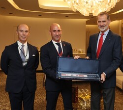Don Felipe recibe un brazalete de capitán de manos del presidente de la Federación Española de Fútbol, Luis Manuel Rubiales