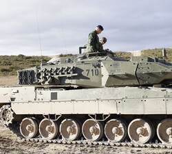 Su Majestad el Rey en el carro de combate "Leopardo 2E"