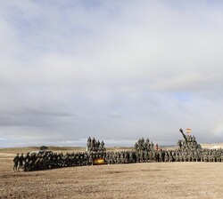 Su Majestad el Rey con los participantes en el ejercicio INTEVAL-22 dentro del marco de la operación Presencia Avanzada Reforzada XII (Enhanced Forwar