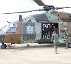 Su Majestad el Rey embarca en un helicóptero NH90 de la FAMET