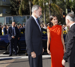 Sus Majestades los Reyes son recibidos por el presidente del Gobierno de Canarias, Ángel Víctor Torres