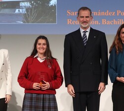 Don Felipe entrega el premio a la alumna Sara Fernández Portillo y a la representante del Colegio Montesclaros