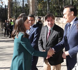 Su Majestad la Reina recibida por el consejero Universidades e Innovación de la Junta de Andalucía, José Carlos Gómez