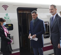 Don Felipe, junto al presidente del Gobierno y la ministra de Transportes, Movilidad y Agenda Urbana, se dispone a embarcar en el tren inaugural de Al