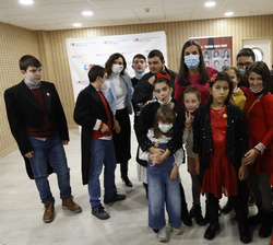 Fotografía de grupo de Doña Letizia con los niños participantes en el proyecto "Yo Cuento"