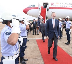 Su Majestad el Rey en el cordón de Honor, a su llegada a la Base Aérea de Brasilia