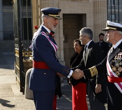 Su Majestad el Rey recibe el saludo del jefe de Estado Mayor de la Defensa, almirante general Teodoro Esteban López Calderón