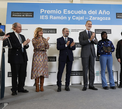 Su Majestad el Rey hace entrega del premio a la Escuela del año 2021 de la FPdGi a dos alumnos y el director del IES "Ramón y Cajal"