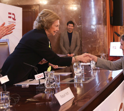 Su Majestad la Reina Doña Sofía saluda a la galardonada con el Premio de Investigación en Nefrología de la Fundación Real Íñigo Álvarez de Toledo 2022