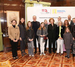 Fotografía de grupo de Su Majestad la Reina Doña Sofía con los participantes en el Proyecto Renata